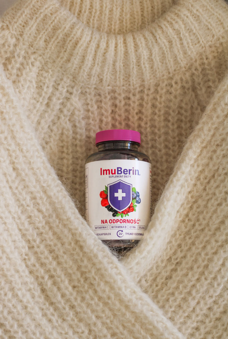 Natural Pharmaceuticals ImuBerin Az ImuBerin® immunrendszer-támogató étrend-kiegészítő csomagolása meleg, krém színű kötött pulóverben.