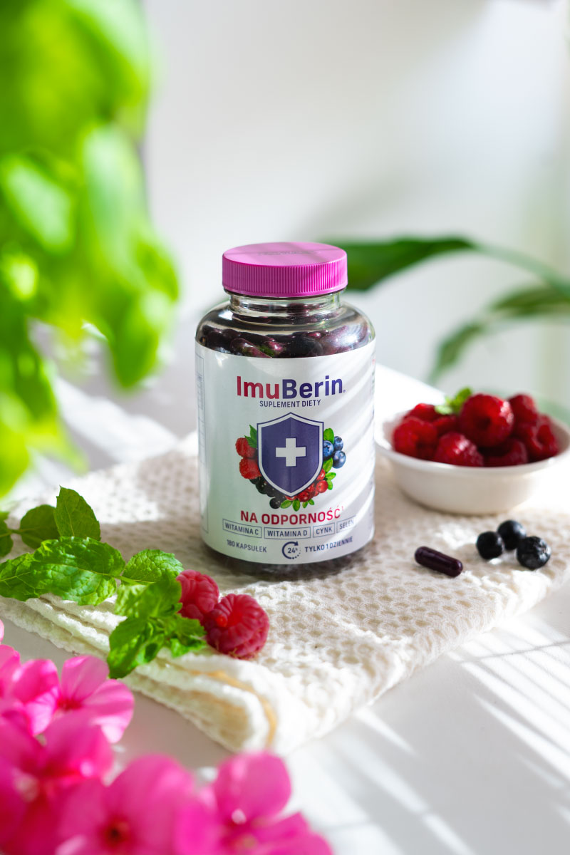 Natural Pharmaceuticals ImuBerin ImuBerin étrend-kiegészítő kapszulák vitaminokkal és cinkkel az immunrendszer támogatására, friss gyümölcsökkel körülvéve.